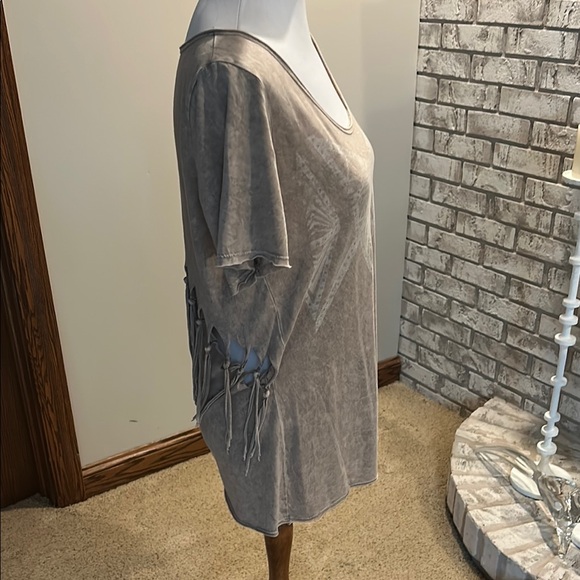 Daytrip top with fun back! - Picture 4 of 11